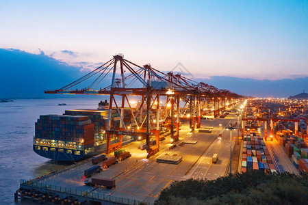 进出口业务和物流中的集装箱船用起重机将货物运送到港口国际